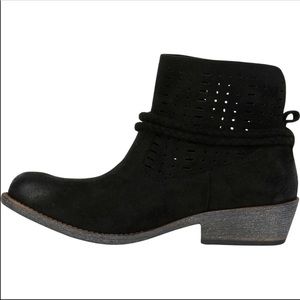 Billabong perforated booties